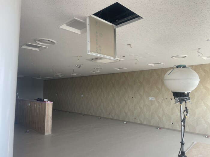 透析室器具取付作業の様子