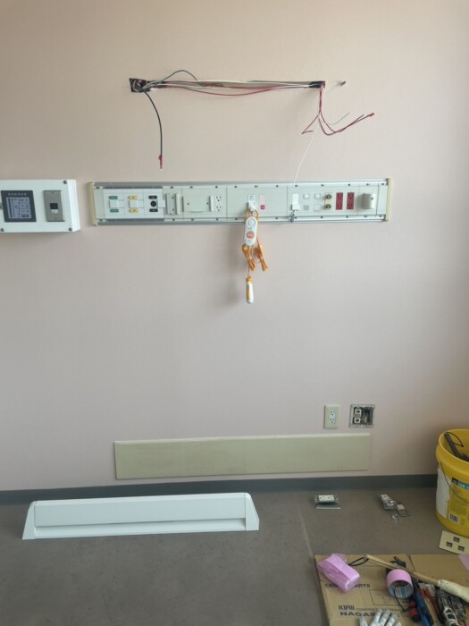 電気設備修繕作業中