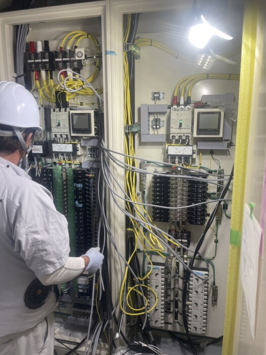ICU分電盤結線作業の様子