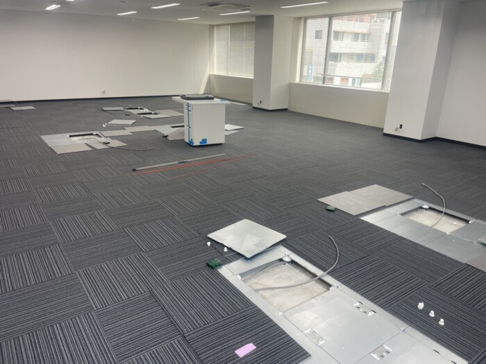 愛知県豊橋市 信用金庫 研修室 OAフロア化 LED化 電気工事 施工中