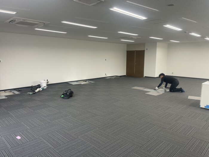 愛知県豊橋市 信用金庫 研修室 OAフロア 床下配線 フロアコンセント 電気工事