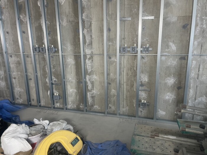 愛知県豊橋市 病院 透析室 壁ボックス 取り付け レベル出し 軽量鉄骨下地 電気工事