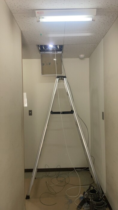 愛知県豊川市 信用金庫 電気工事 天井点検口 通線作業