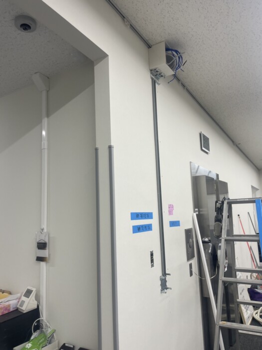 愛知県豊川市 信用金庫 電気工事 壁面 配線立ち上げ 防犯カメラ